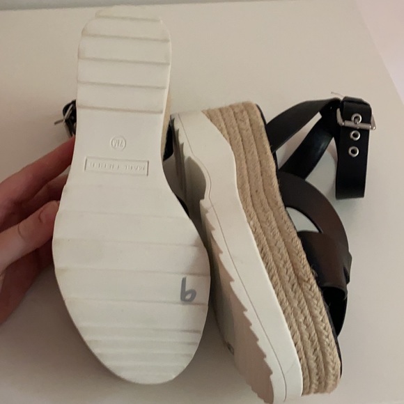 LIKE NEW! MARC FISHER Platform Strappy Sandal 7 - Picture 4 of 4